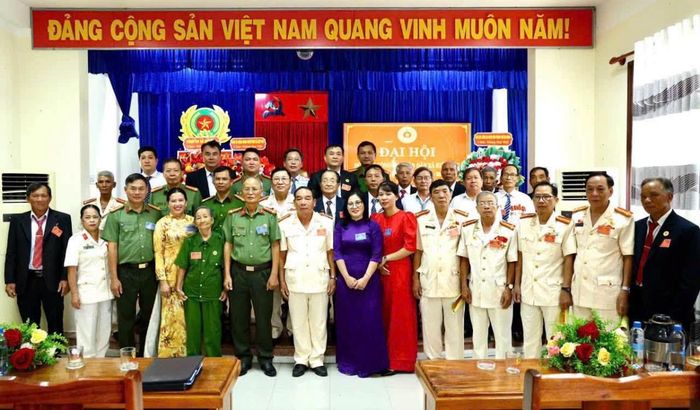 Các đại biểu chụp hình lưu niệm tại đại hội.