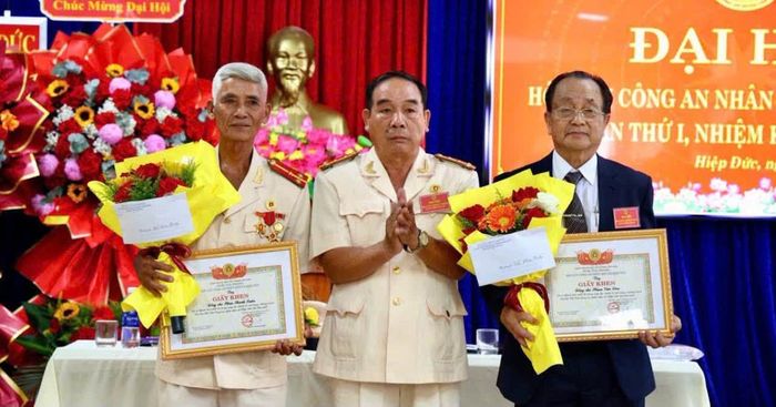 Đại tá Lê Trung Hoàng trao giấy khen cho các cá nhân.