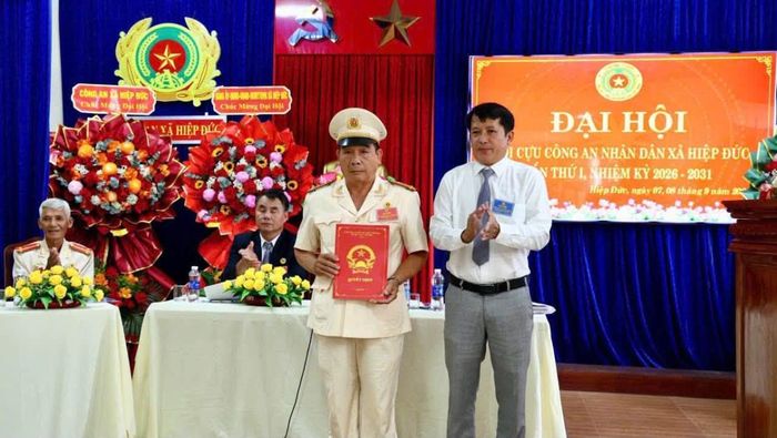 Lãnh đạo xã Hiệp Đức trao quyết định bầu Đại tá Lê Trung Hoàng giữ chức Chủ tịch Hội.