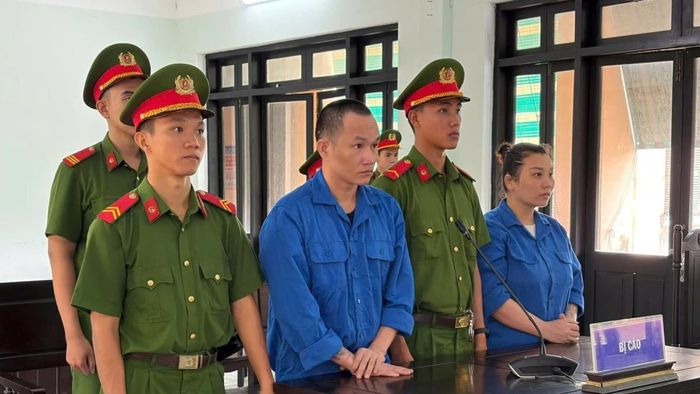 Hai bị cáo tại phiên toà.