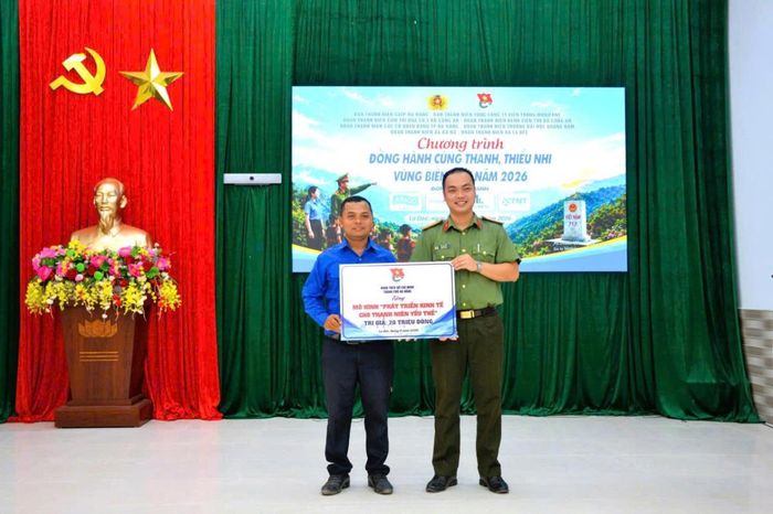 Đại diện Ban Thanh niên Công an TP Đà Nẵng trao bảng tượng trưng hỗ trợ mô hình phát triển kinh tế cho thanh niên địa phương