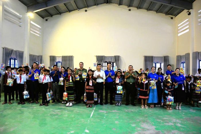 Trao tặng quà trung thu cho các em thiếu nhi