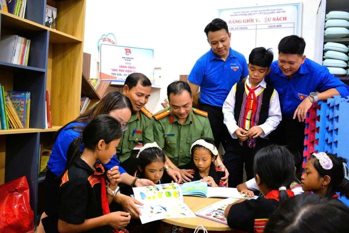 Các em học sinh thích thú với “Góc thư viện cho em”