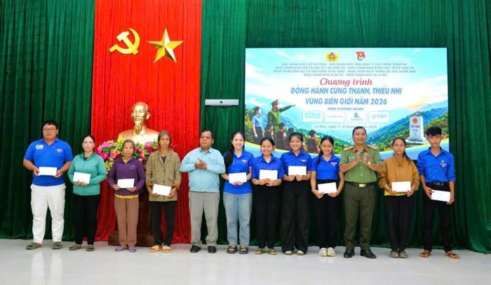 Trao quà cho học sinh và các hộ gia đình có hoàn cảnh khó khăn