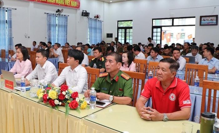 Chuyên gia Nguyễn Văn Vỹ, Cục Quản lý Đê diều và phòng, chống thiên tai (Bộ Nông nghiệp và Môi trường) báo cáo tại xã Phú Thuận.