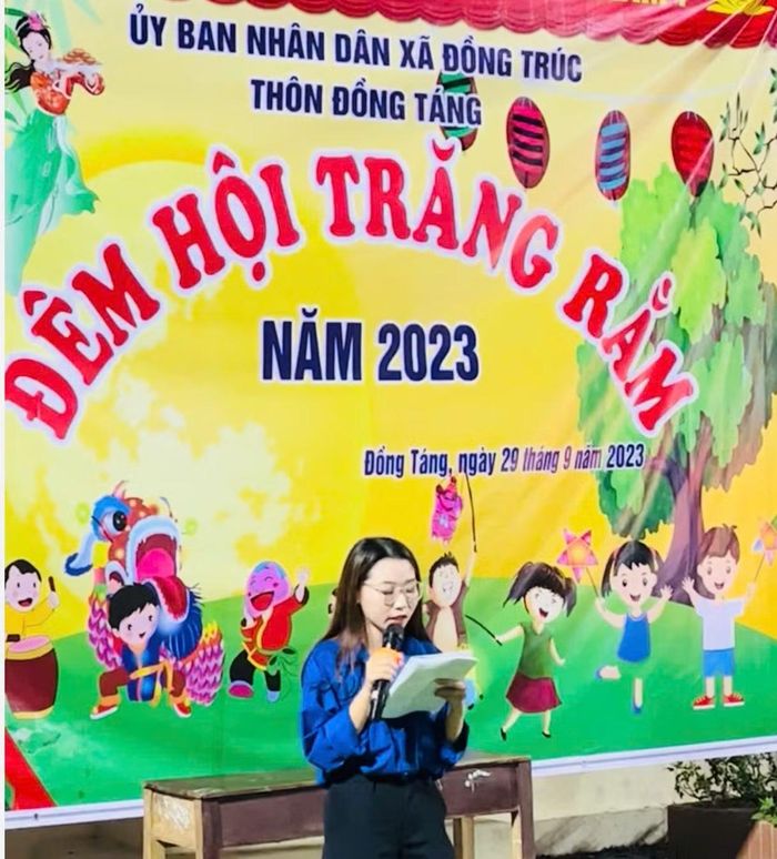 Bích Ngọc dẫn chương trình "Đêm hội trăng rằm" tại thôn Đồng Táng.