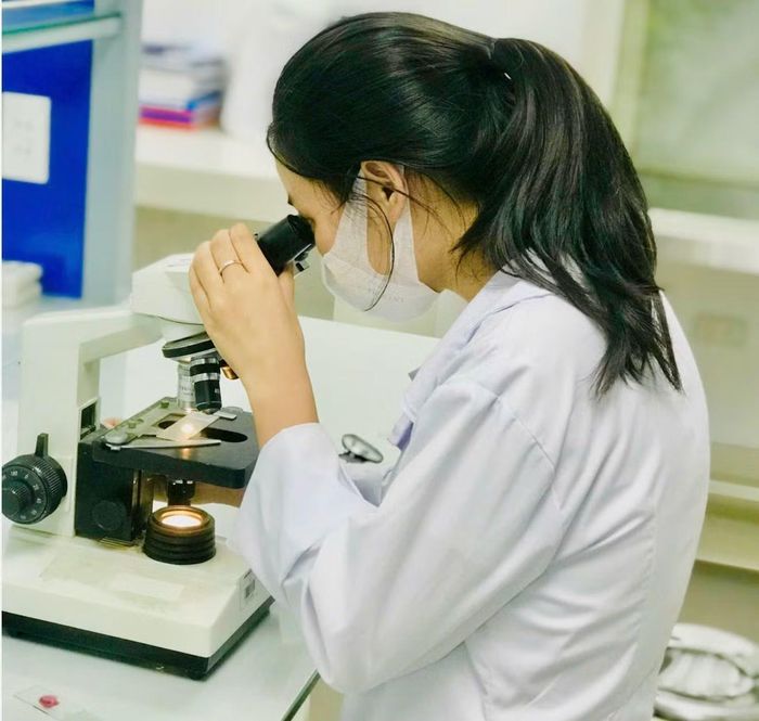 Bích Ngọc trong giờ học nghiên cứu.