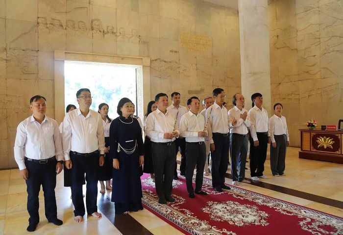 Đoàn công tác dâng hương tại Đền thờ Chủ tịch Hồ Chí Minh, Khu di tích Quốc gia đặc biệt Pác Bó.