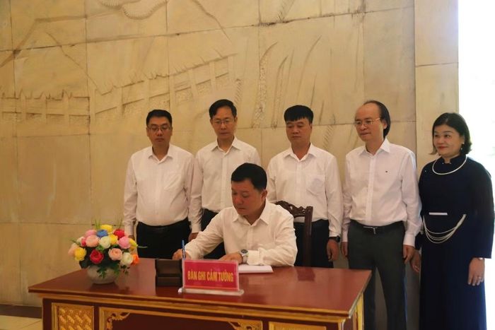 PGS.TS Hoàng Văn Hùng, Giám đốc ĐH Thái Nguyên thành kính ghi cảm tưởng vào Sổ vàng lưu niệm của Khu di tích.