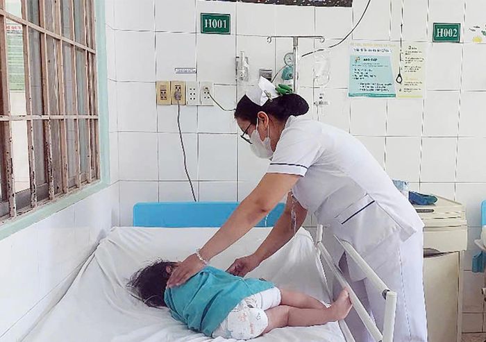  Bệnh viện Nhi đồng Đồng Nai chăm sóc bé gái sau khi được sơ, cấp cứu ban đầu. Ảnh: BVCC 