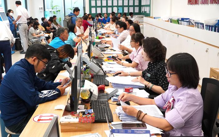  Chuyên viên Trung tâm Phục vụ hành chính công phường Tăng Nhơn Phú tiếp và giải quyết thủ tục hành chính cho người dân. ẢNH: THU HƯỜNG 