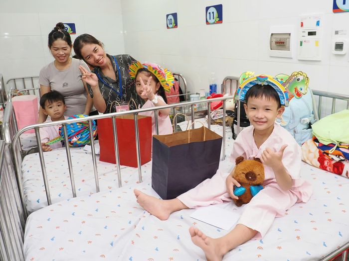  Các em nhỏ thích thú với món quà trung thu mà lãnh đạo TPHCM tặng. Ảnh: HOÀNG HÙNG 