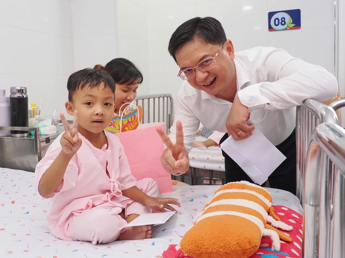  Phó Chủ tịch UBND TPHCM Nguyễn Mạnh Cường thăm, động viên bệnh nhi đang điều trị tại Bệnh viện Nhi đồng 1. Ảnh: HOÀNG HÙNG 