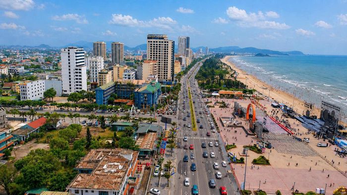 Du khách tại bãi biển Cửa Lò, Nghệ An. Ảnh: THÀNH DUY 