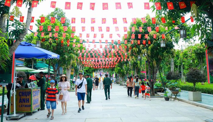 Du khách tham quan Nghệ An dịp nghỉ lễ 2-9. Ảnh: THÀNH DUY 
