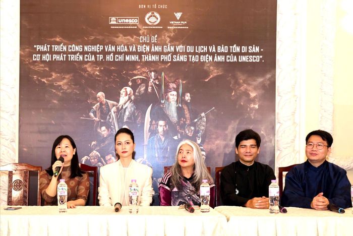  Phiên tọa đàm thứ nhất với chủ đề “Phát triển điện ảnh gắn với bảo tồn di sản: Chia sẻ từ thực tiễn sản xuất phim điện ảnh Hộ linh tráng sĩ”. ẢNH: HOÀNG TRIỀU. 