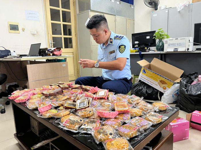 Các loại bánh kẹo không rõ nguồn gốc được phát hiện, thu giữ để xử lý dịp Trung thu 2026. Ảnh: ĐỘI QUẢN LÝ THỊ TRƯỜNG SỐ 2 HÀ NỘI cung cấp