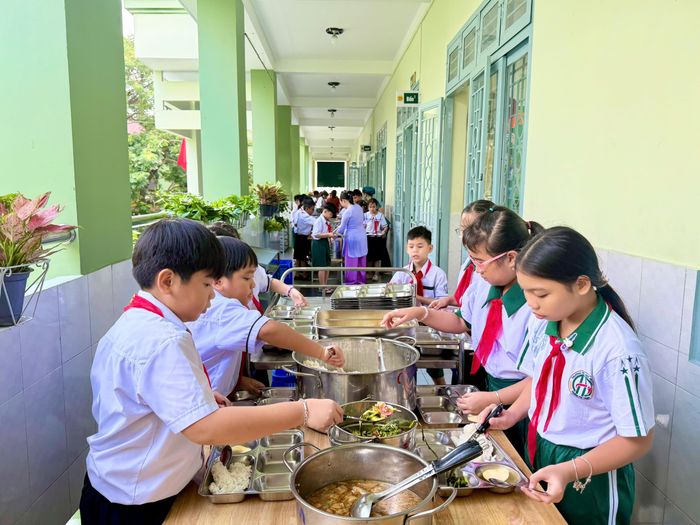Bữa trưa bán trú của học sinh Trường Tiểu học Hiệp Tân (phường Phú Thạnh) trong tuần học đầu tiên của năm học mới