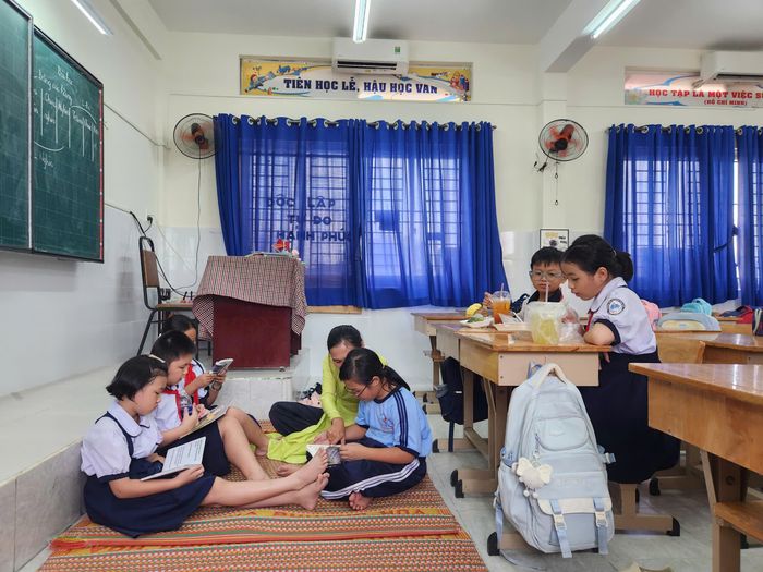 Học sinh Trường Tiểu học Đặng Trần Côn (phường Vĩnh Hội) được hỗ trợ chỗ nghỉ trưa tại lớp nếu phụ huynh không thể đón về.