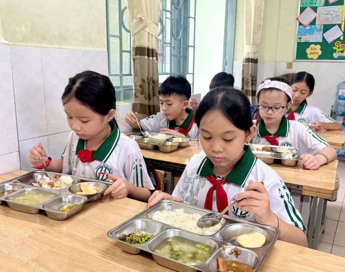 Bữa trưa bán trú của học sinh Trường Tiểu học Hiệp Tân (phường Phú Thạnh) trong tuần học đầu tiên của năm học mới