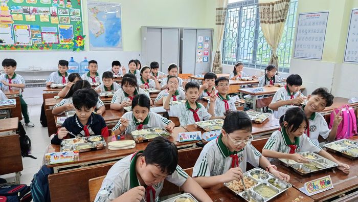 Bữa trưa bán trú của học sinh Trường Tiểu học Hiệp Tân (phường Phú Thạnh) trong tuần học đầu tiên của năm học mới
