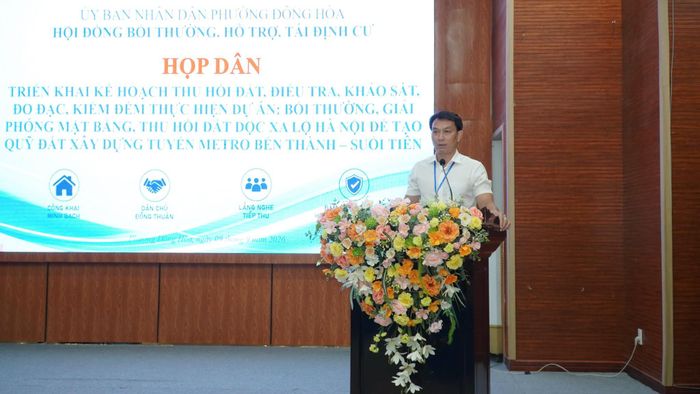  Ông Nguyễn Văn Yêm, Phó Chủ tịch UBND phường Đông Hòa, giải đáp các thắc mắc của người dân. Ảnh: LÊ XUÂN 