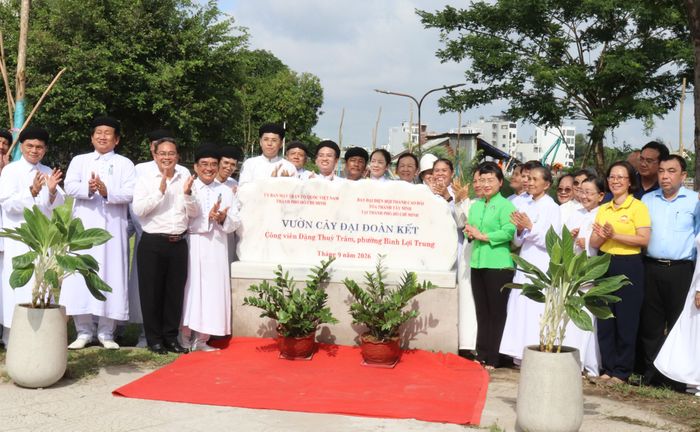 Các đại biểu thực hiện nghi thức khánh thành "Vườn cây Đại đoàn kết" tại Công viên Đặng Thùy Trâm