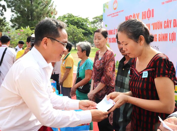 Phó Chủ tịch Ủy ban MTTQ Việt Nam TPHCM Phạm Minh Tuấn trao quà đến hộ cận nghèo tại phường Bình Lợi Trung