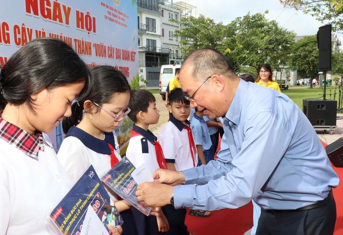 Trao học bổng Nguyễn Hữu Thọ đến học sinh hiếu học