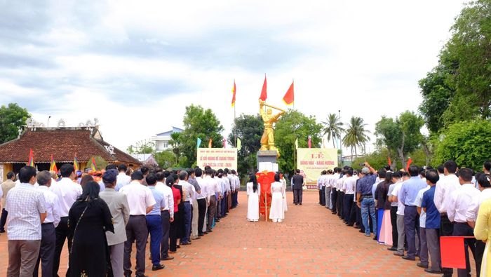  Các đoàn đại biểu dâng hoa trước tượng đài Hoàng đế Quang Trung 