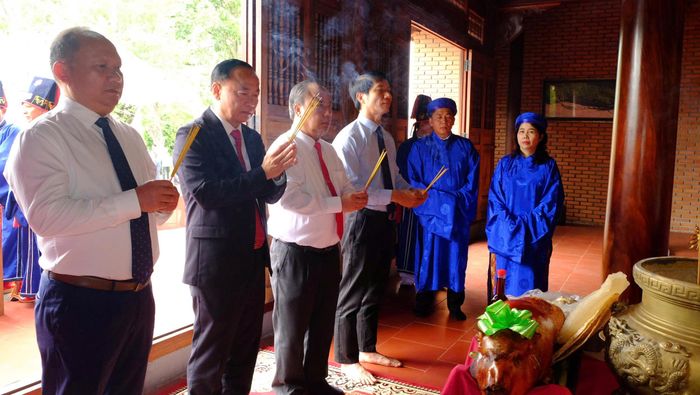  Các lãnh đạo tỉnh Gia Lai dâng hương tại điện thờ Tây Sơn Tam Kiệt 
