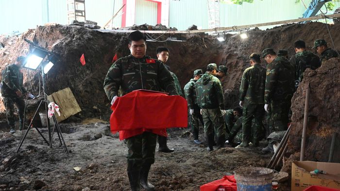 Một bộ hài cốt liệt sĩ được cất bốc tại vị trí khu A, Công viên Lê Thị Riêng, sáng 9-9. Ảnh: MẠNH THẮNG