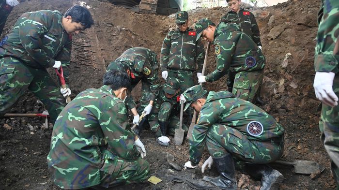 Đội K74, Bộ Tư lệnh TPHCM cất bốc nhiều bộ hài cốt liệt sĩ cùng di vật, sáng 9-9. Ảnh: MẠNH THẮNG