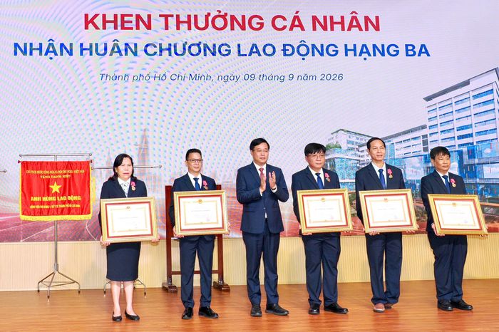 Đồng chí Lê Quốc Phong trao Huân chương Lao động hạng Ba cho các cá nhân có thành tích xuất sắc (Ảnh: HOÀNG HÙNG)