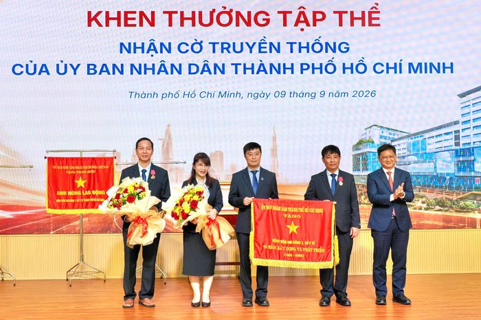 Phó Chủ tịch UBND TPHCM Nguyễn Mạnh Cường trao tặng Cờ Truyền thống cho tập thể Bệnh viện Nhi đồng 1 (Ảnh: HOÀNG HÙNG)