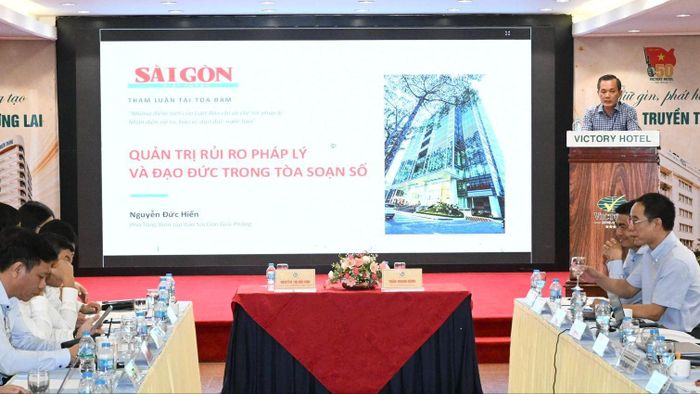 Phó Tổng Biên tập Báo Sài Gòn Giải Phóng Nguyễn Đức Hiển trình bày tham luận. Ảnh: VIỆT DŨNG