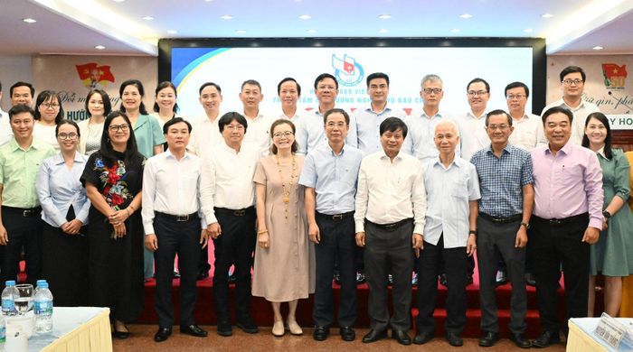 Các đại biểu chụp ảnh lưu niệm. Ảnh: VIỆT DŨNG