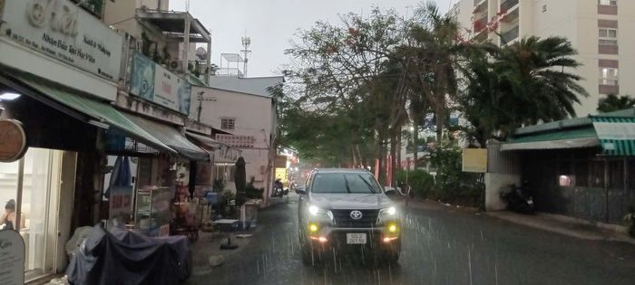 Dự báo TPHCM có mưa rất to và triều cường cao. Ảnh: MINH HẢI