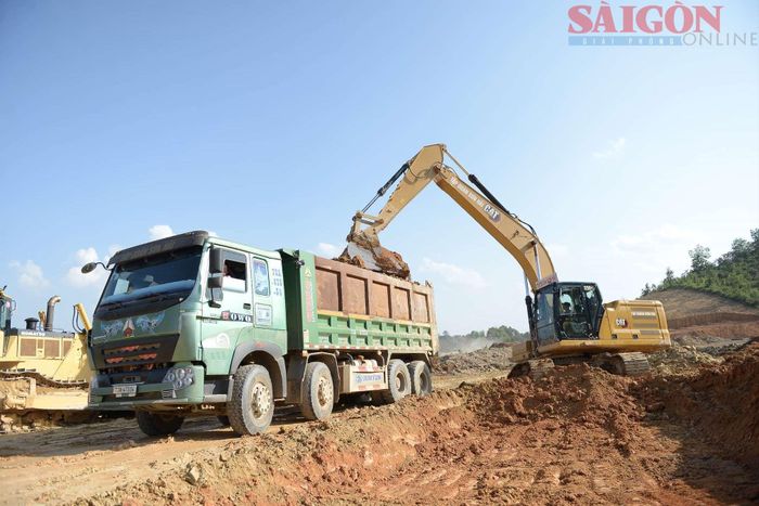  Thi công dự án đường cao tốc Tân Phú - Bảo Lộc đoạn qua xã Đạ Huoai, tỉnh Lâm Đồng. Ảnh: ĐOÀN KIÊN 