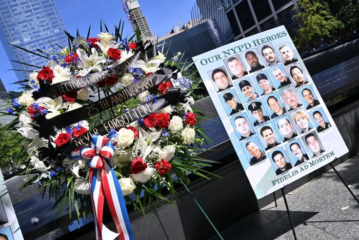  Một buổi lễ đặt vòng hoa tại Ground Zero. Ảnh: Paul Martinka/NY Post 
