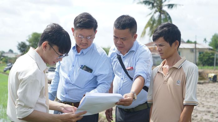 Bàn giao thực địa 1,6km cho đại diện đơn vị thi công. Ảnh: DUY TRẦN