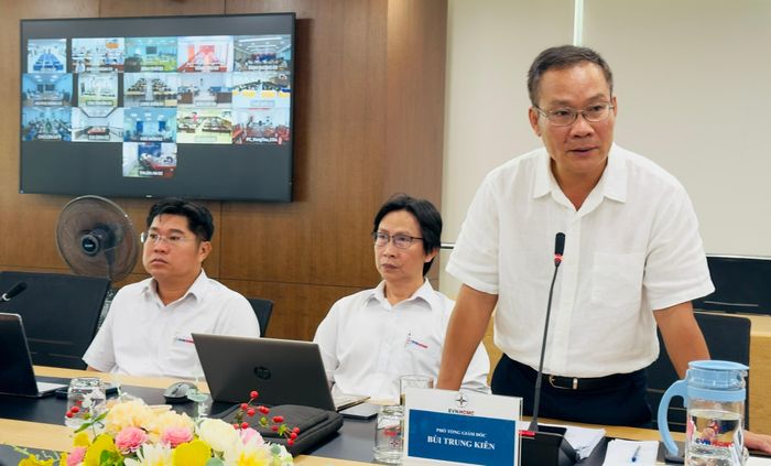 Ông Bùi Trung Kiên, Phó Tổng Giám đốc Tổng Công ty Điện lực TPHCM phát biểu ý kiến tại hội nghị. Ảnh: ĐÌNH DƯ