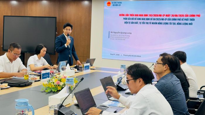Tại hội nghị, đại diện Cục Điện lực (Bộ Công thương) phổ biến Nghị định 243/2026/NĐ-CP ngày 26-6-2026. Ảnh: ĐÌNH DƯ