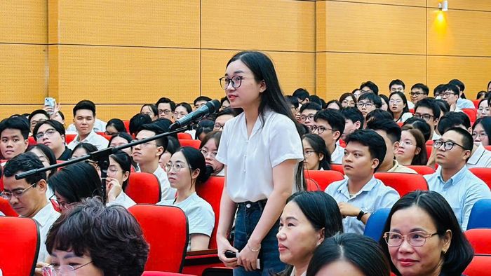  Các bác sĩ nội trú chọn chuyên ngành. Ảnh: NGỌC DUNG 