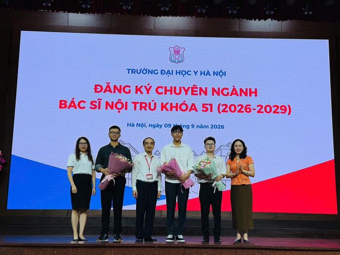  GS-TS Nguyễn Hữu Tú, Hiệu trưởng Trường Đại học Y Hà Nội chúc mừng các bác sĩ nội trú. ﻿ Ảnh: NGỌC DUNG 
