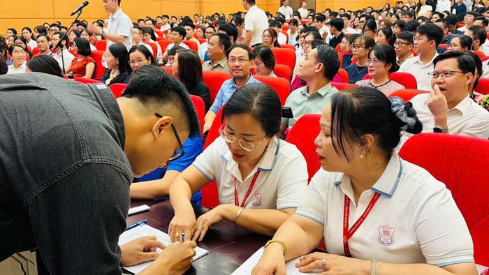  Thí sinh ký xác nhận chuyên ngành sau khi đưa ra lựa chọn tại Match Day 2026. Ảnh: NGỌC DUNG 