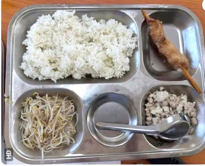 Hình ảnh bữa ăn của học sinh Trường Tiểu học Trung Giã do phụ huynh phản ánh.