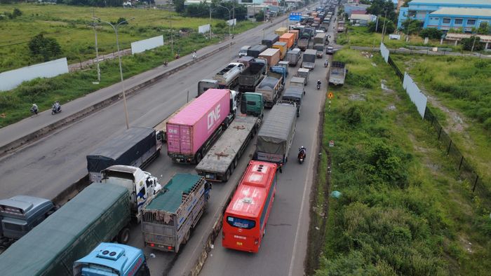 Dòng xe trên quốc lộ 51 đoạn qua phường Long Thành, TP Đồng Nai. Ảnh: PHÚ NGÂN