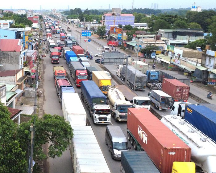 Phương tiện trên quốc lộ 51 qua TP Đồng Nai thường xuyên bị ùn ứ. Ảnh: PHÚ NGÂN