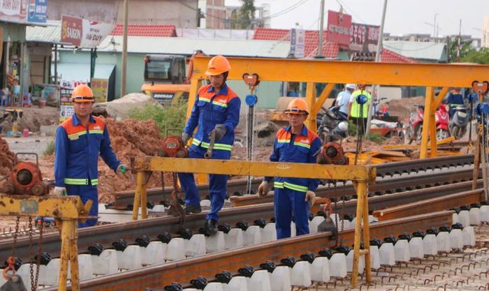  Công nhân thi công đường ray tuyến tàu điện đô thị đoạn 1 